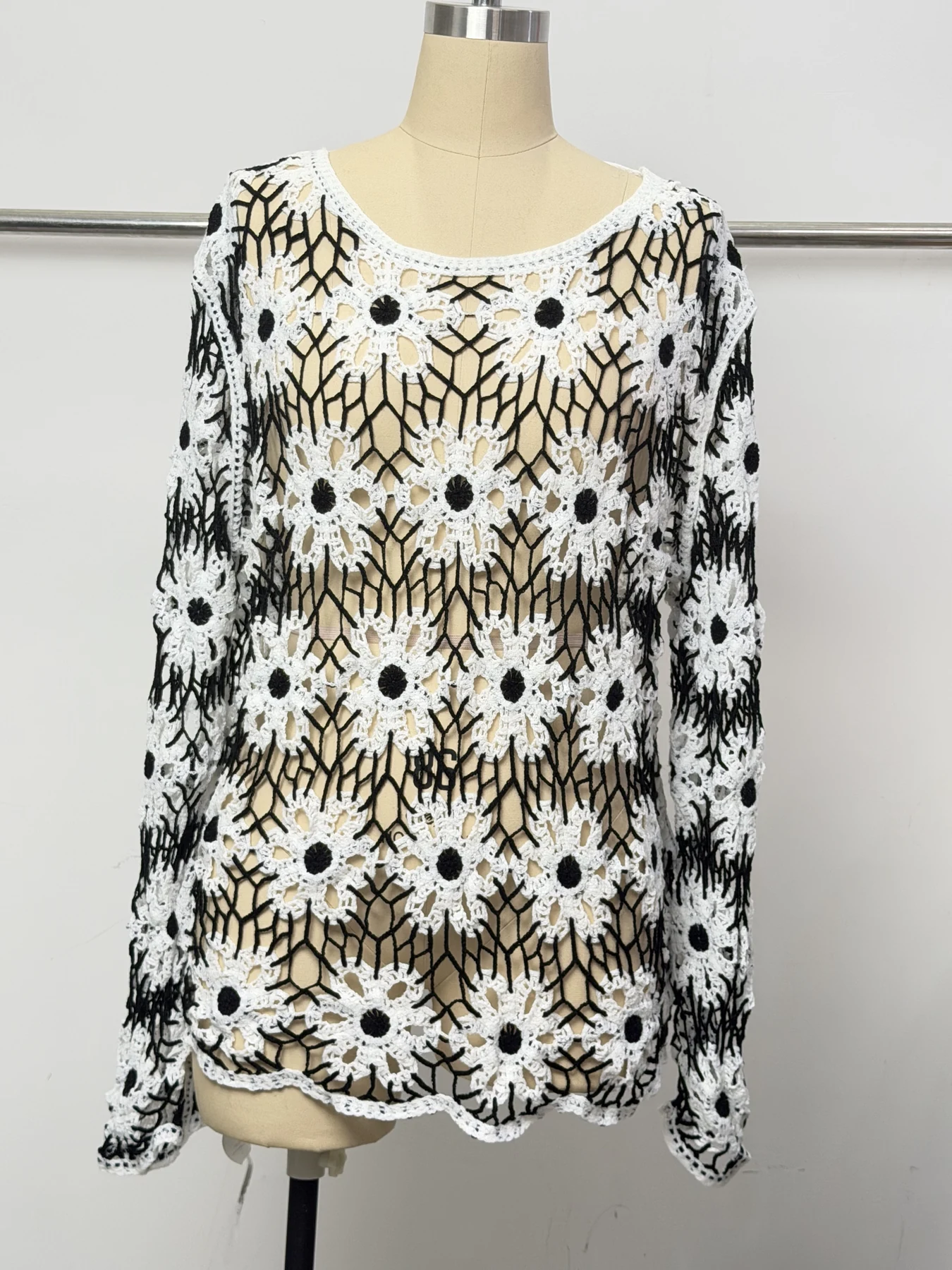 Wholesale Black Ivory Daisy Crochet-Look Pullover for OEM and private label production