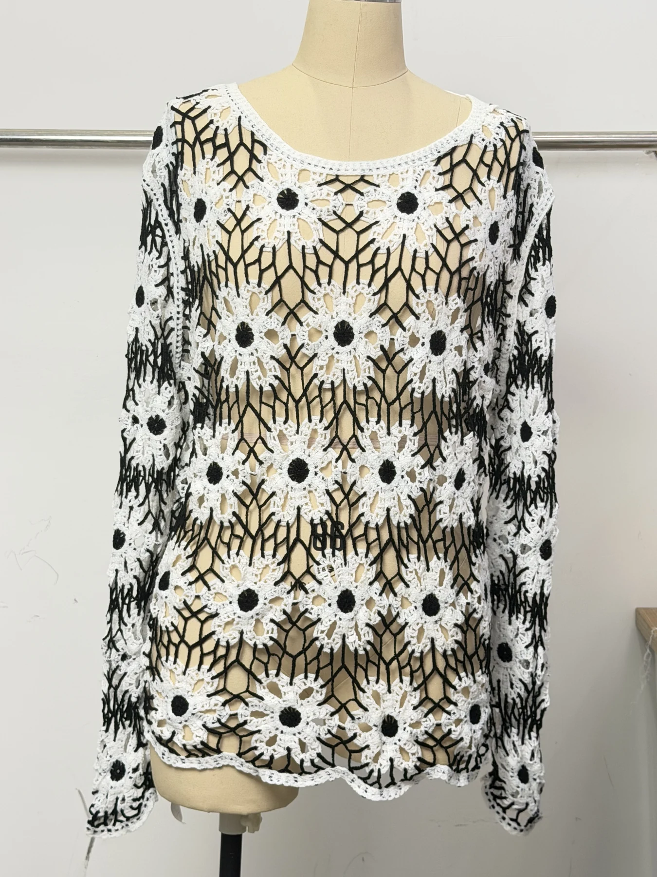 Wholesale Black Ivory Daisy Crochet-Look Pullover for OEM and private label production 7